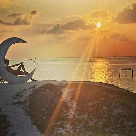 Hôtel Ocean Breeze Maldives à Thulusdhoo Extérieur photo